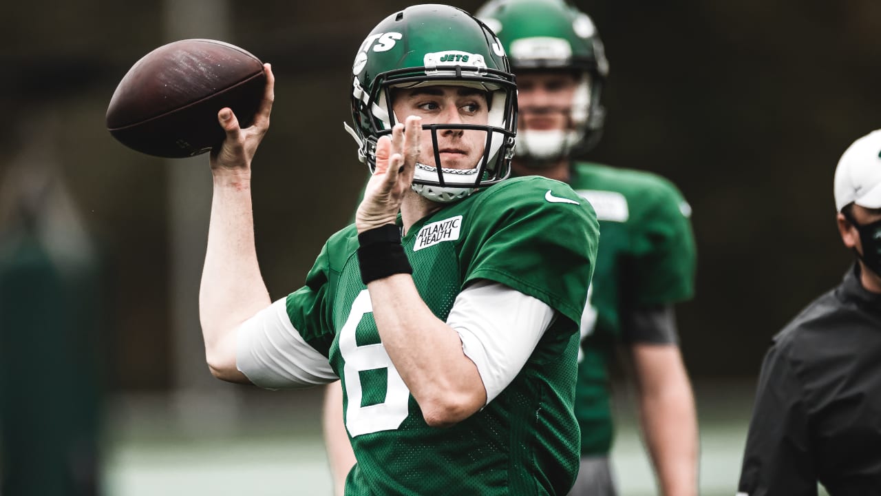 NY Jets players supporting their new QB with Mike White shirts