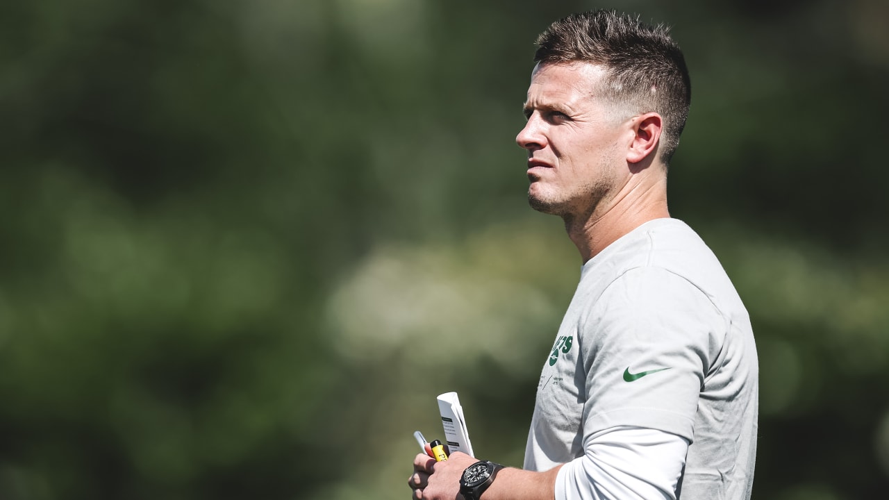 New York Jets offensive coordinator Mike LaFleur looks at his players  during an NFL football practice, Wednesday, June 2, 2021, in Florham Park,  N.J. (AP Photo/Kathy Willens Stock Photo - Alamy