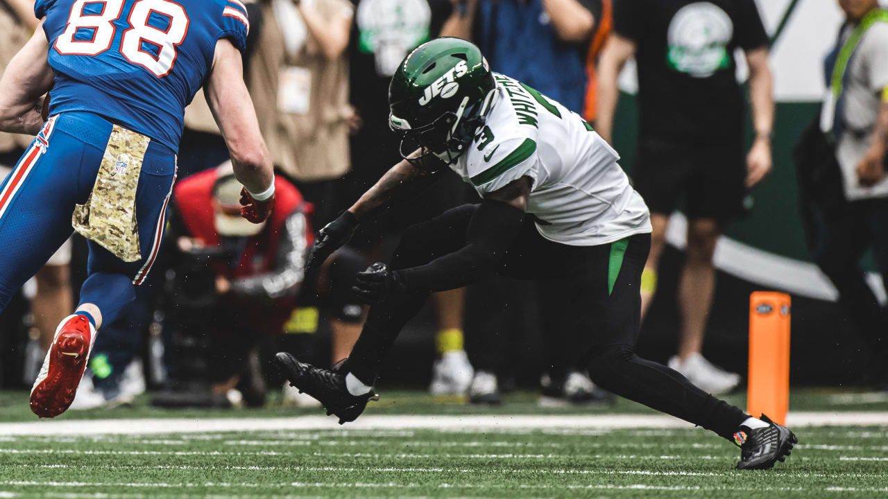 New York Jets safety Jordan Whitehead (3) prepares during the first half of  an NFL football