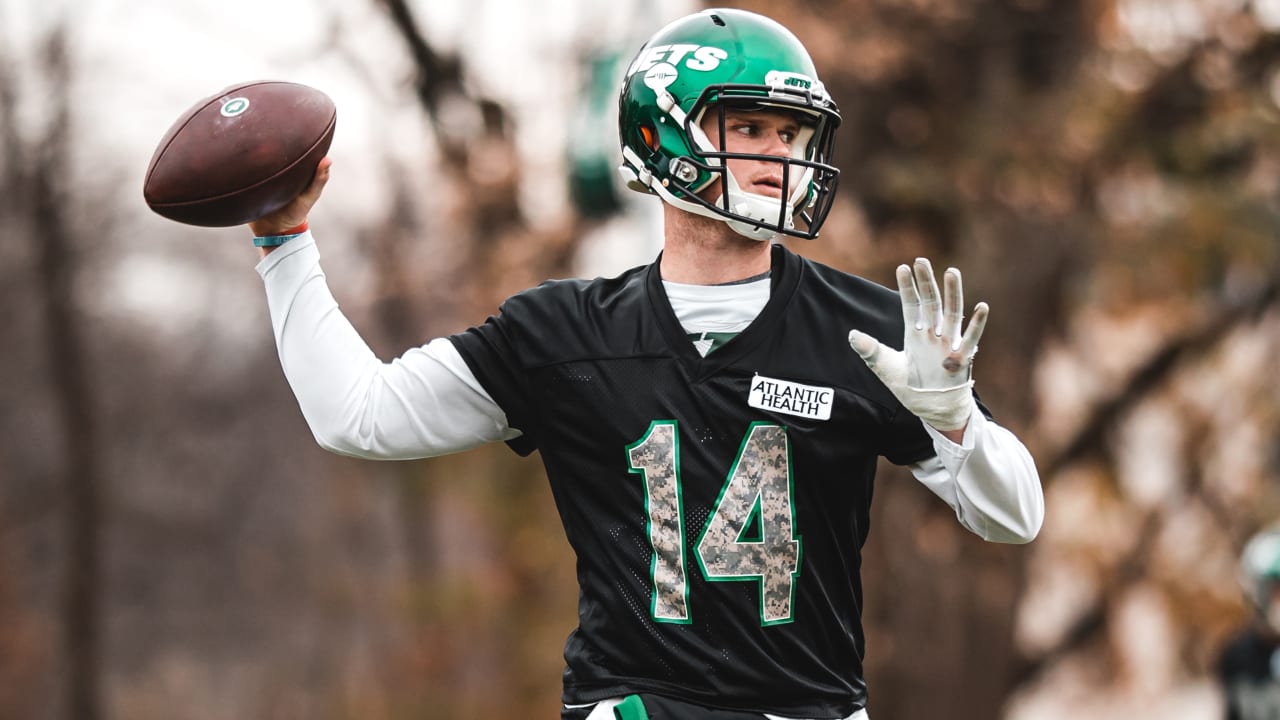 Confident Sam Darnold hits Jets practice field for first time