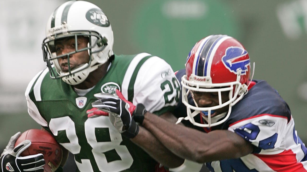 Photo: Buffalo Bills Terrell Owens has a pass go through his hands in the  second quarter against the New York Jets in week 6 of the NFL season at  Giants Stadium in