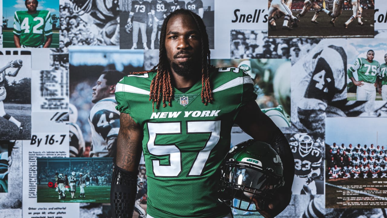 New York Jets linebacker C.J. Mosley snags Jets' second interception of  night vs. Kansas City Chiefs quarterback Patrick Mahomes before halftime