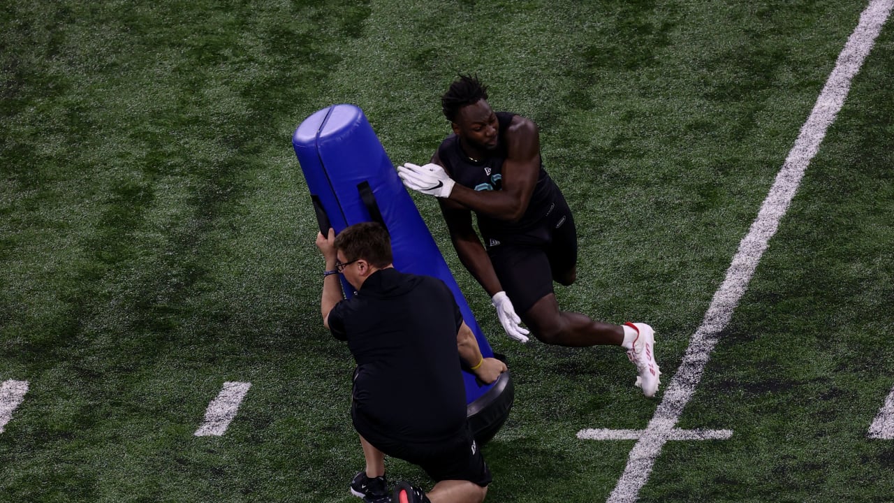 Wisconsin linebacker Leo Chenal runs the 40-yard dash during the