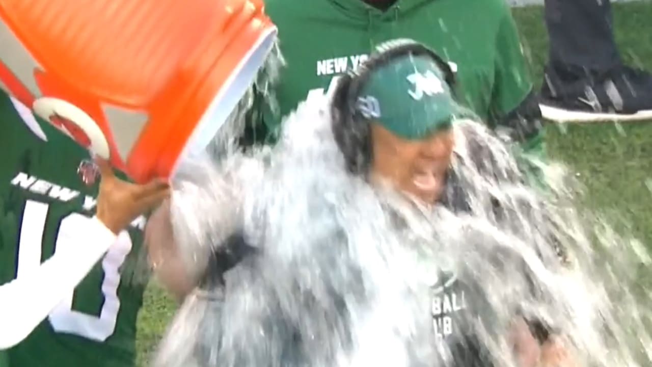 New York Jets video: Team gives Hines Ward Gatorade shower after win