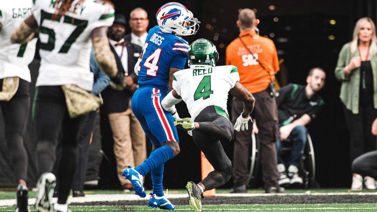 Buffalo Bills wide receiver Josh Reed receives a pass and completes the play  for a 9 yard gain against the New York Jets in the third quarter at Ralph  Wilson Stadium in