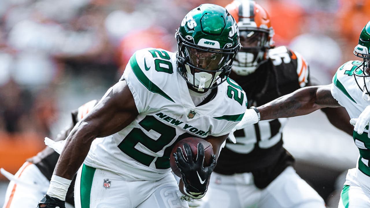 New York Jets running back Breece Hall (20) rushes against Miami