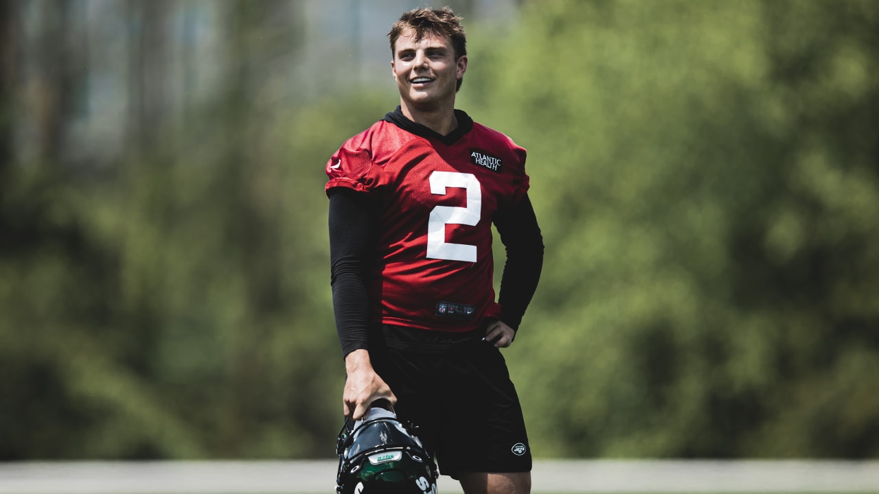 Photo] Rookie OL Alijah Vera-Tucker will soon help protect rookie QB Zach  Wilson -- See how they look in their new Jets uniforms : r/nyjets