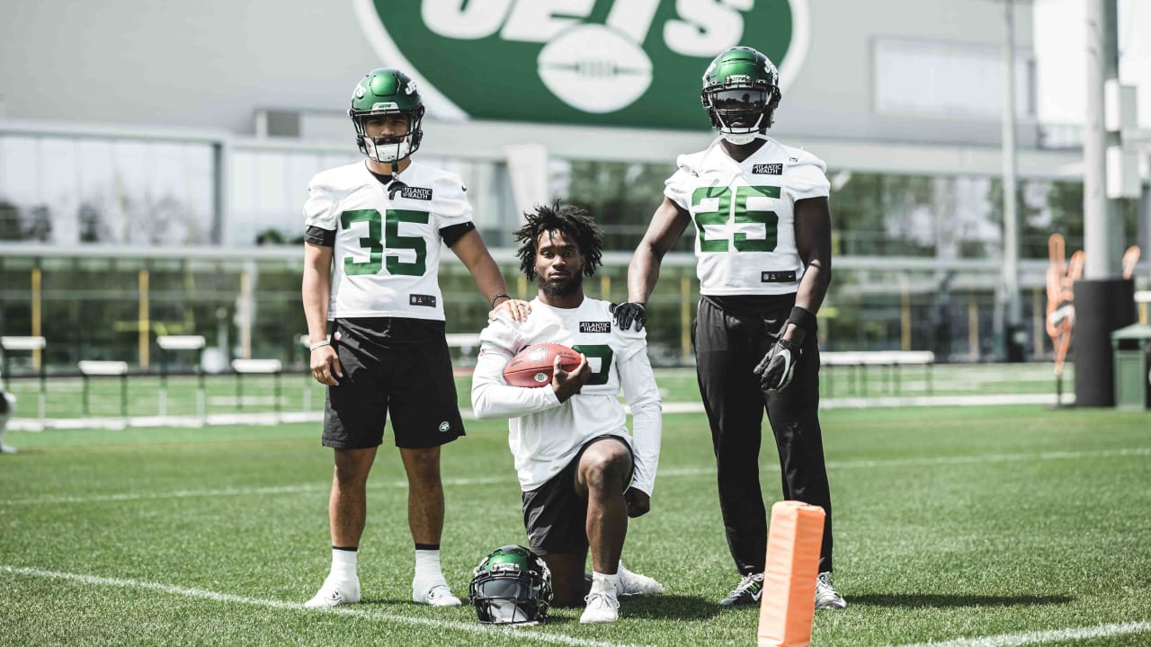 New York Jets running back Michael Carter (32) warms up before