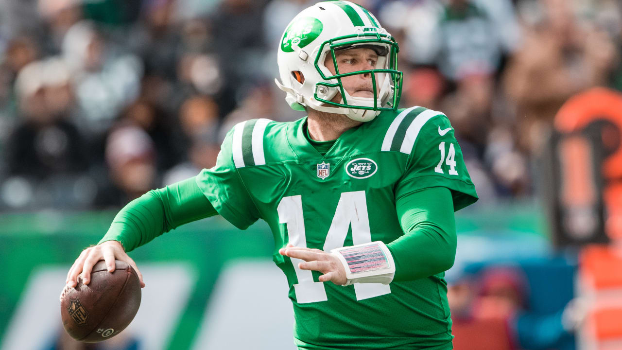 New York, New York, USA. 4th Apr, 2019. New York Jets quarterback Sam  Darnold (14) and wide receiver Quincy Enunwa (81) unveil their new uniforms  in Gotham Green colors Thursday, April. 4