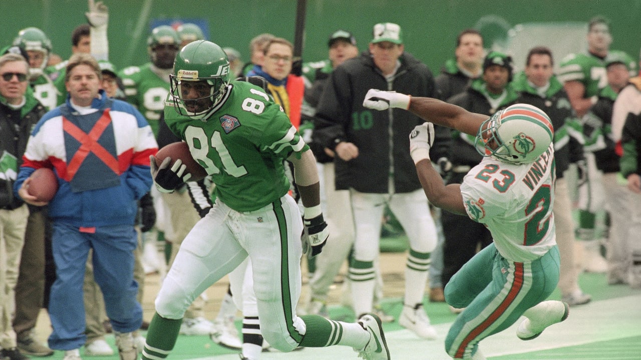 Photo: New York Jets Shaun Ellis sacks Miami Dolphins quarterback