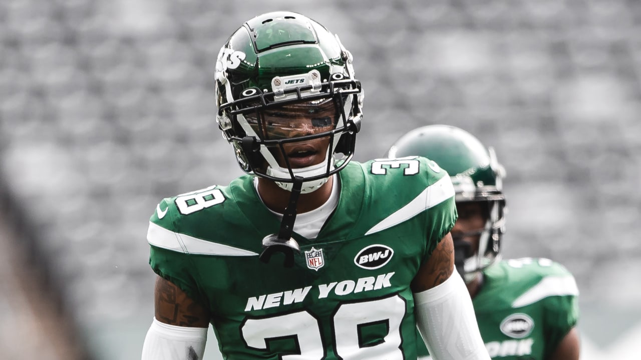 NY Jets players line up for Lamar Jackson jerseys after he