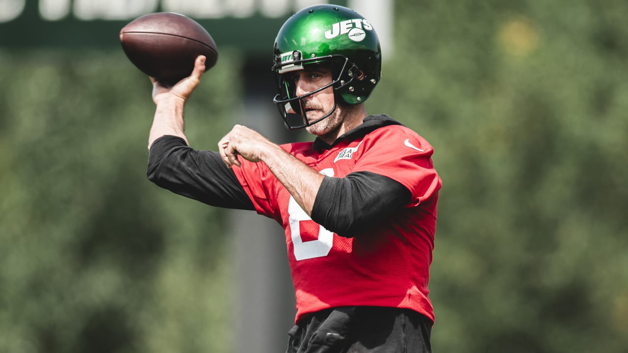 Aaron Rodgers has yet to face real hard knocks as Jets quarterback