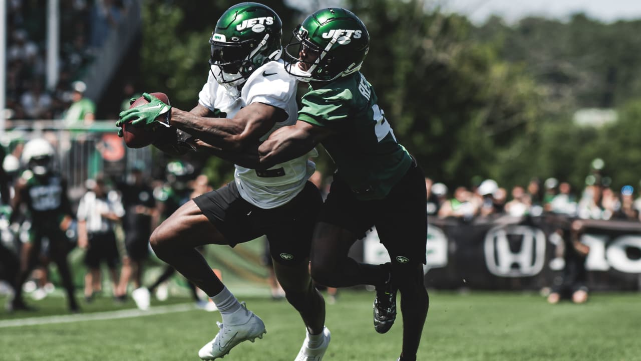 Method Man Swaps Jerseys With Aaron Rogers At NY Jets Training Camp