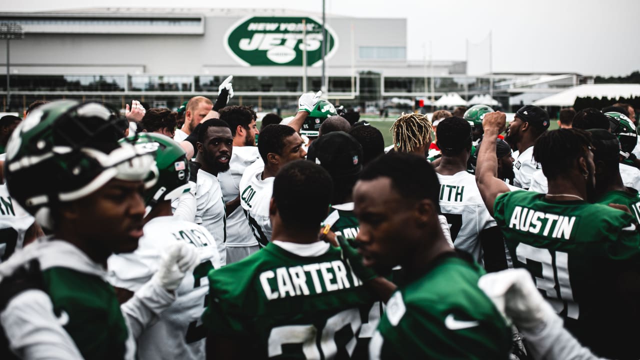 New York Jets head coach Robert Saleh talks with New York Jets wide  receiver Braxton Berrios (10) during an NFL preseason football game against  the Green Bay Packers, Saturday, Aug. 21, 2021