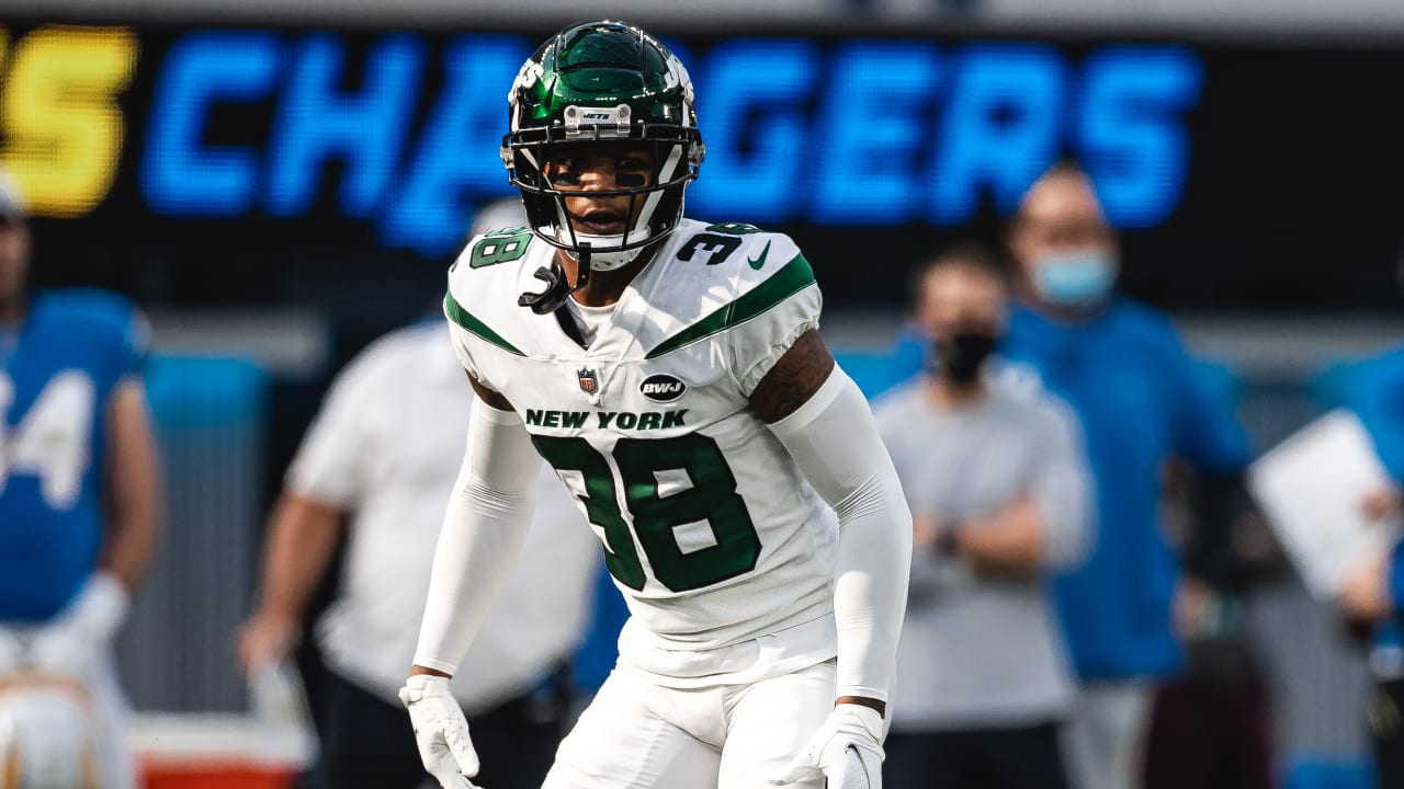 Jets Players Lined Up for Lamar Jackson's Jersey Swap