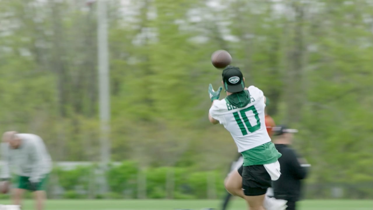 Zach Wilson and Braxton Berrios show off hilarious matching T-shirts