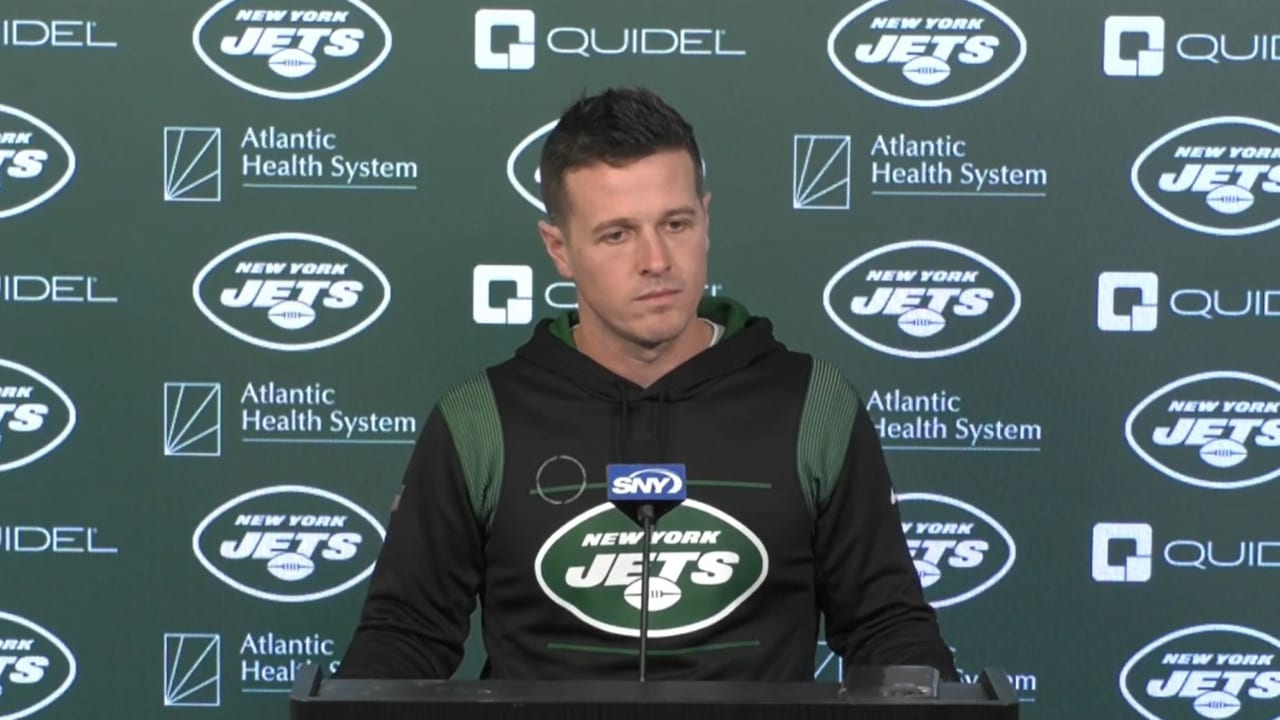 Jets QB Mike White makes curious choice of shirts for press conference