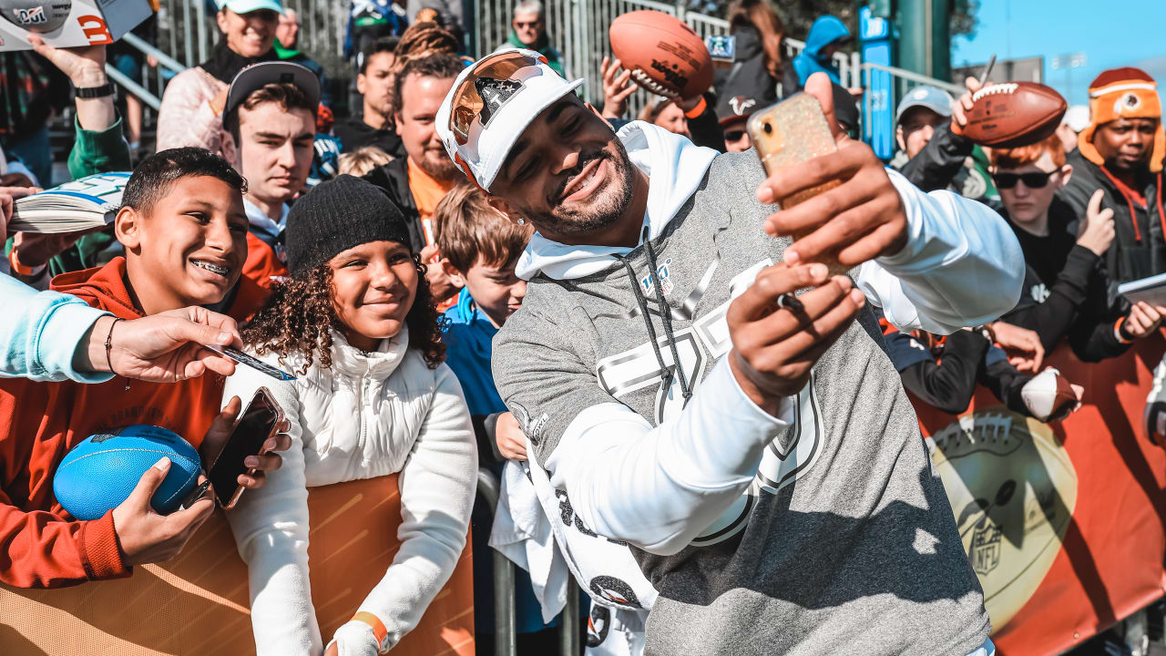 Watch: Jets' Jamal Adams lays out Patriots mascot at Pro Bowl 