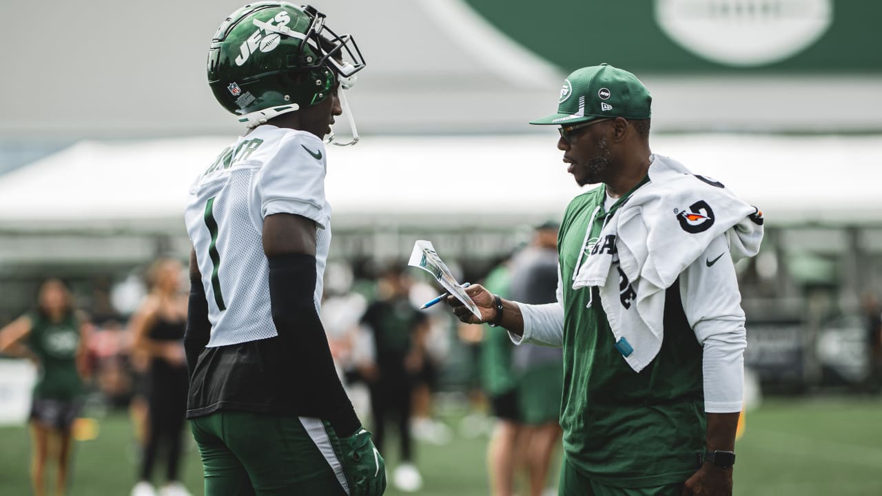 Notebook Jets DB Coach Tony Oden on Sauce Gardner ‘There’s Going to
