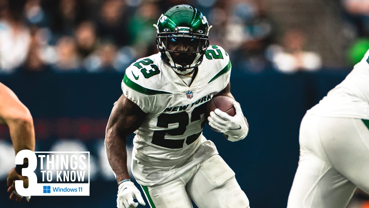 Dallas Cowboys wide receiver Roy E. Williams (11) signals first down in  first half action in the NFL - NFC Playoffs football game between the  Philadelphia Eagles and Dallas Cowboys at Cowboys