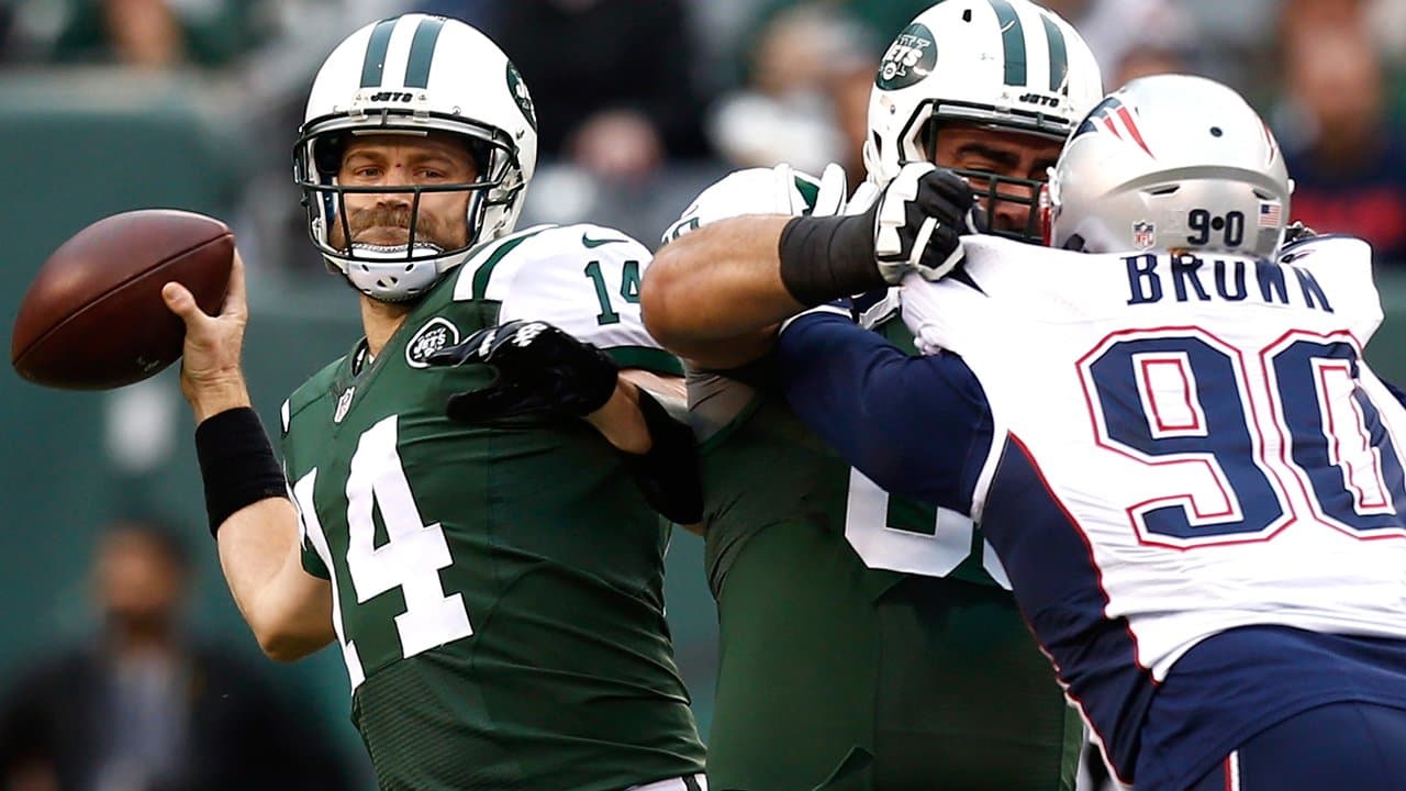 New York Jets Leon Washington sits on a water bucket in the second