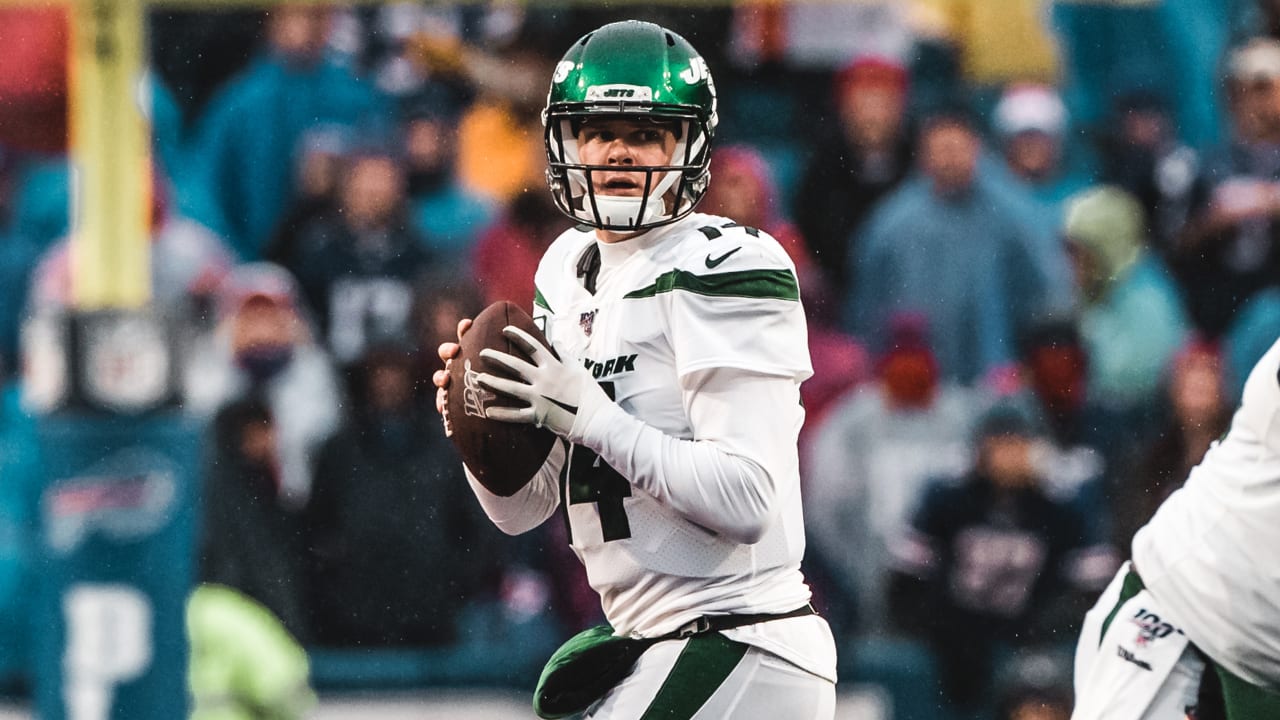 Confident Sam Darnold hits Jets practice field for first time