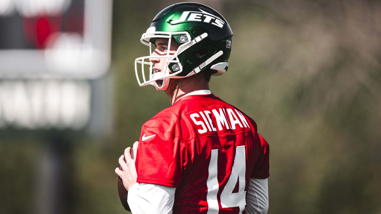 Jets Quarterback Trevor Siemian Joins QB Room Looking to Be a Resource