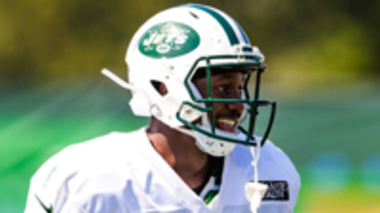 Jets QB JOSH McCOWN completes a pass to Bilal Powell