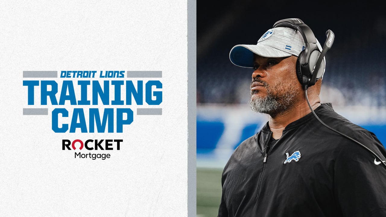 Detroit Lions Assistant Head Coach Duce Staley watches a play during  News Photo - Getty Images