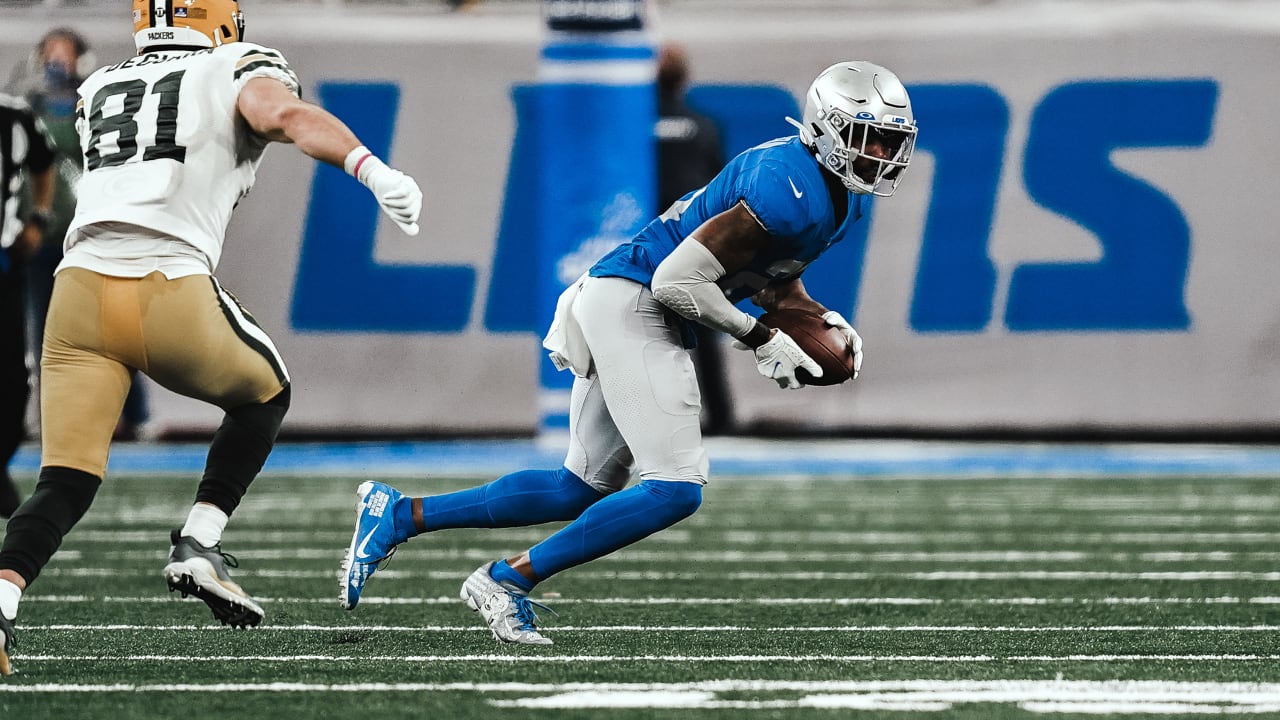 Detroit Lions defensive back Tracy Walker intercepts a pass