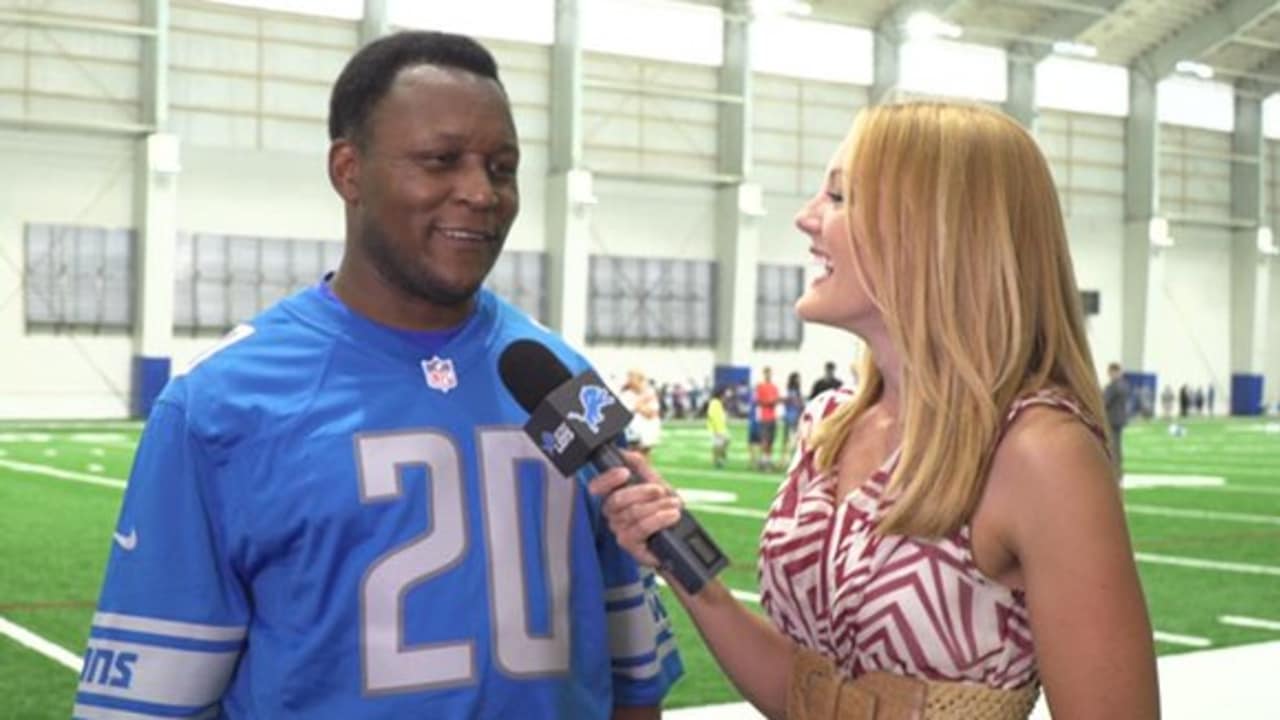 Barry Sanders meets fans, talks Lions training camp