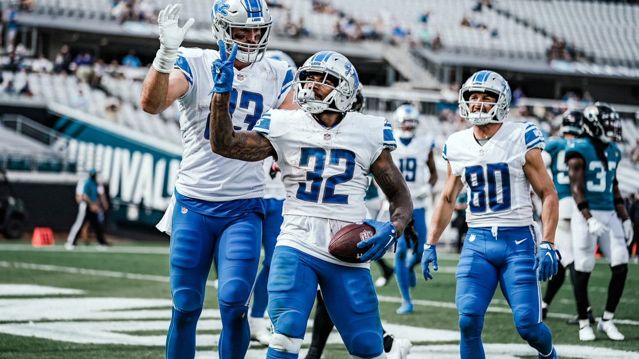 DETROIT, MI - DECEMBER 04: Jacksonville Jaguars Offensive tackle (75)  Jawaan Taylor locks up with Detroit Lions Defensive End (97) Aidan  Hutchinson during the game between Jacksonville Jaguars and Detroit Lions on