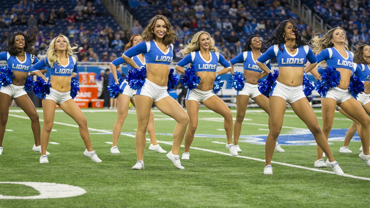 Lions vs. Vikings: Cheer Photos