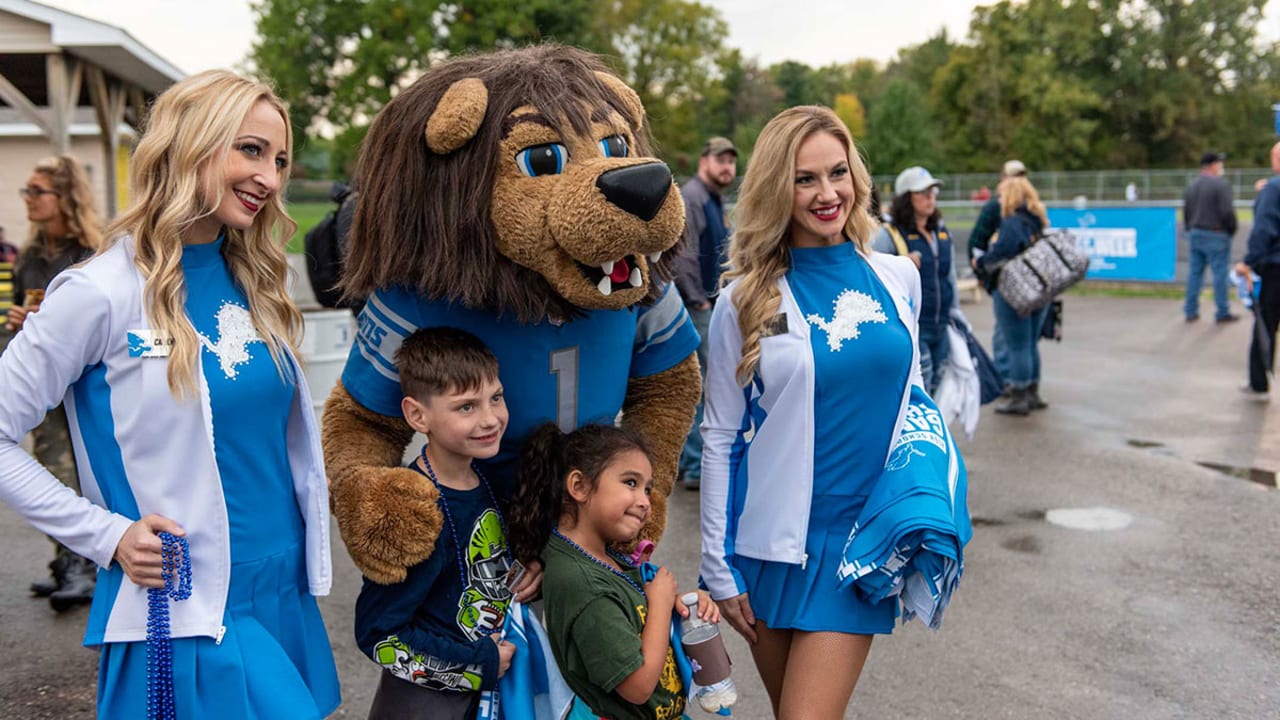 Detroit Lions' mascot a hit with youngsters - Sanilac County News