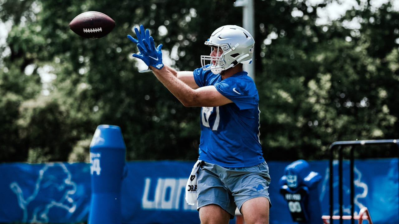 Detroit Lions tight end Sam LaPorta hauls in 23-yard pass between