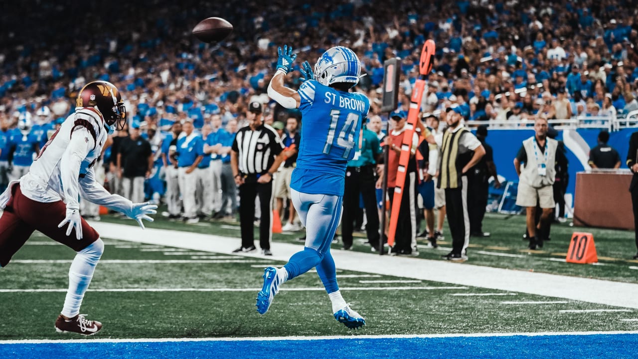 DETROIT, MI - SEPTEMBER 18: Washington Commanders running back Antonio  Gibson (24) dives into the end zone for a touchdown during the Detroit  Lions versus the Washington Commanders game on Sunday September