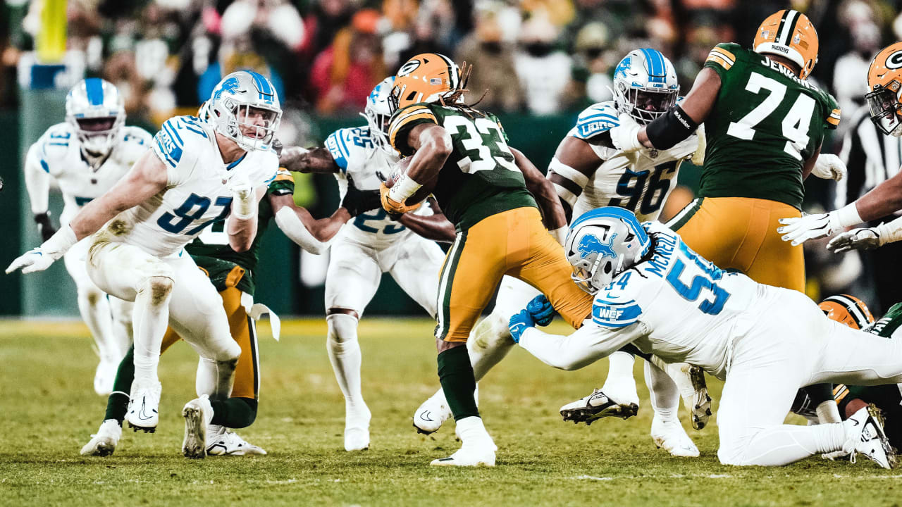 Detroit Lions linebacker Trevor Nowaske (59) breaks up a pass