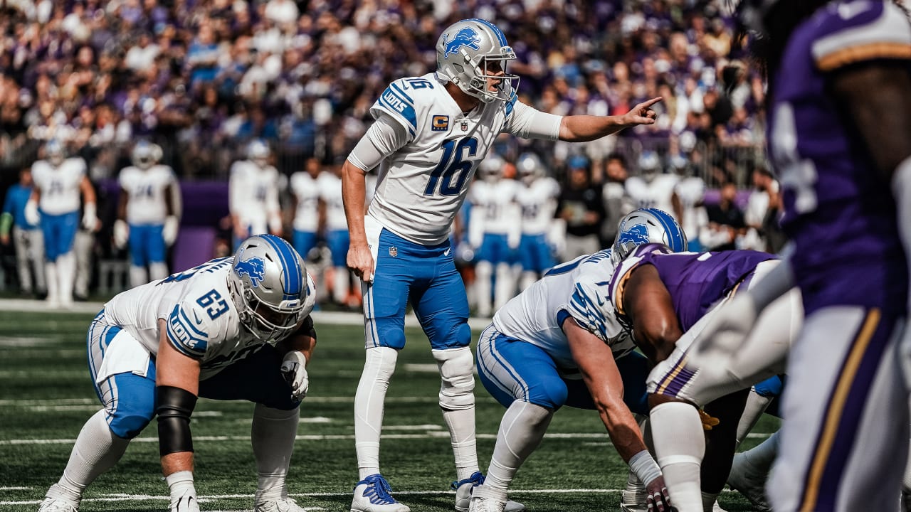 DETROIT, MI - DECEMBER 11: Minnesota Vikings tight end T.J. Hockenson (87)  runs wide with a reception during the Detroit Lions versus the Minnesota Vikings  game on Sunday December 11, 2022 at