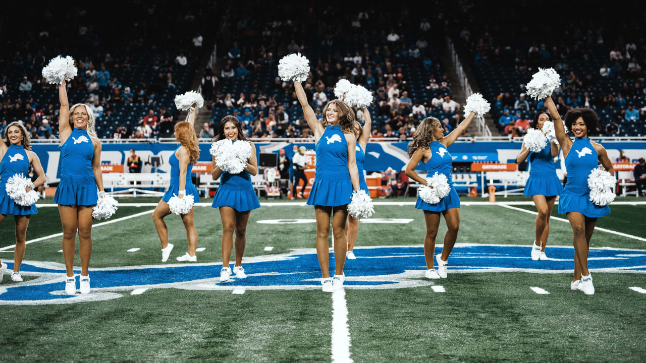 Lions vs Bears: Cheer Photos