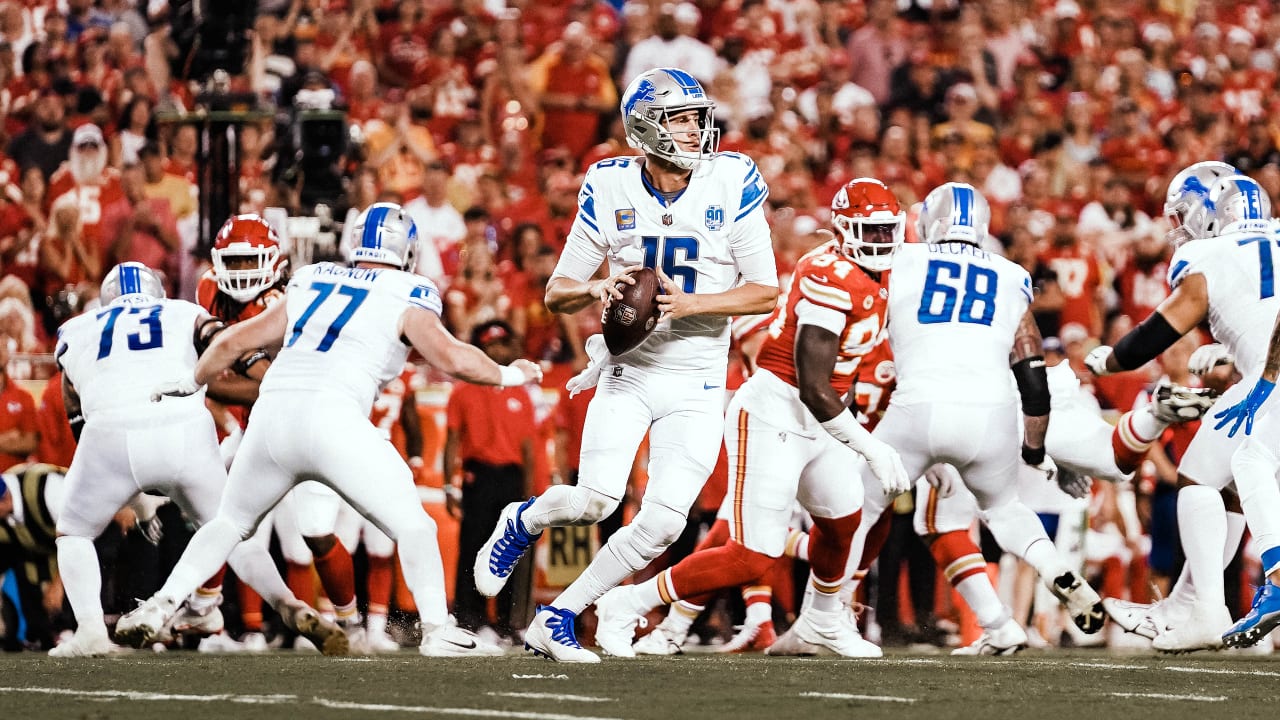 Detroit Lions running back Craig Reynolds (46) rushes against the  Washington Commanders during an NFL football game, Sunday, Sept. 18, 2022,  in Detroit. (AP Photo/Rick Osentoski Stock Photo - Alamy