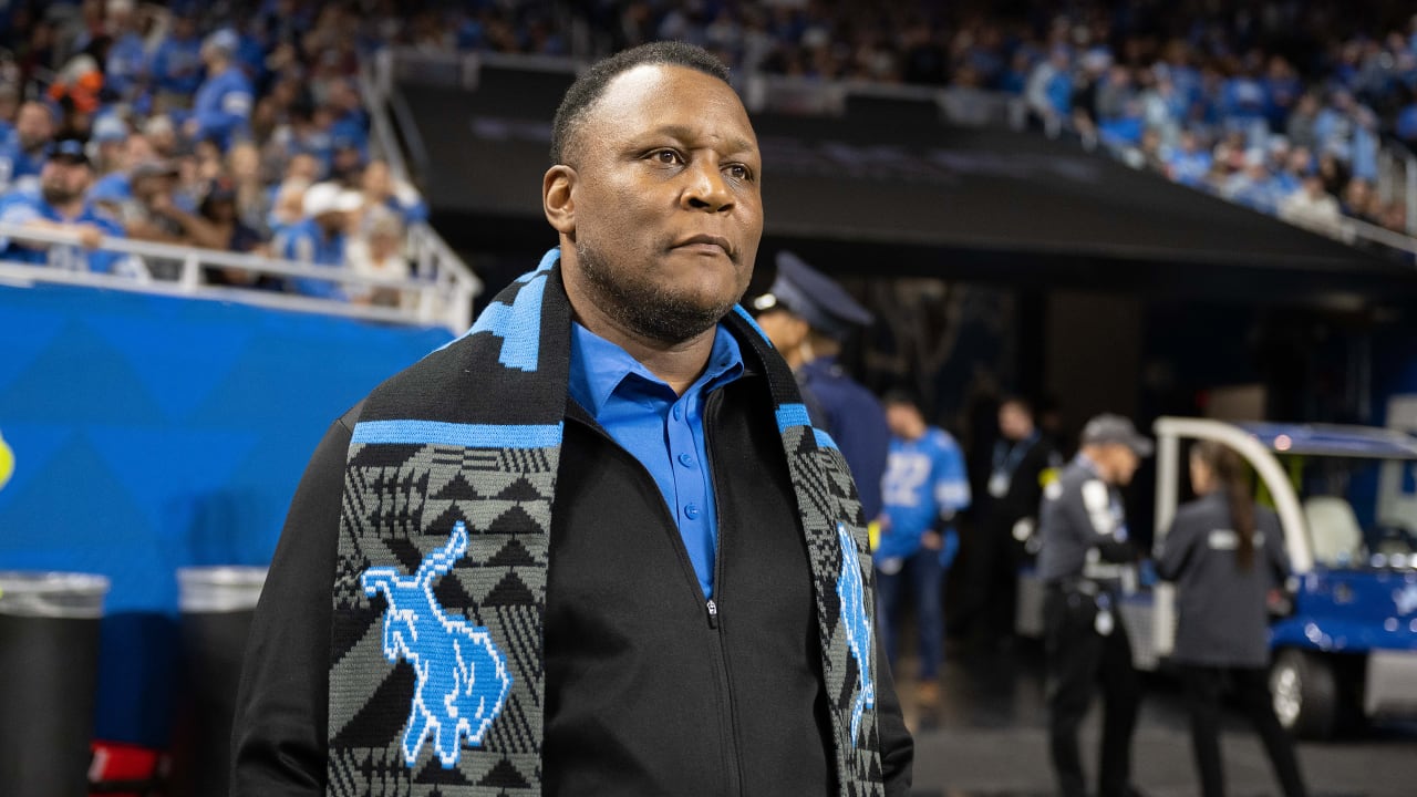 Legendary Detroit Lions running back Barry Sanders announces