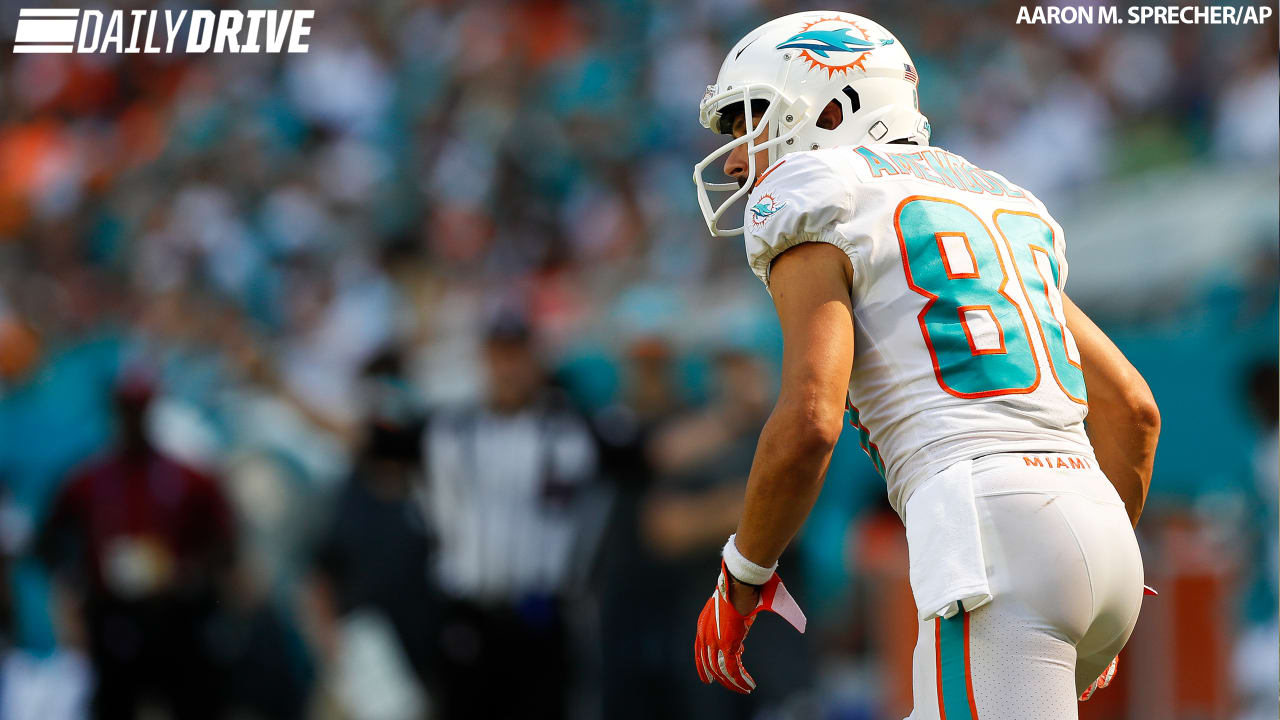 WR Danny Amendola plays Eminem, dons Tigers hat after signing with