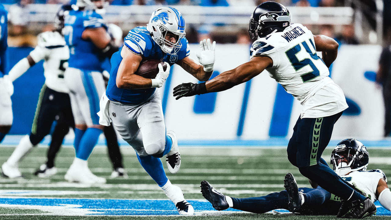 Seattle Seahawks quarterback Geno Smith (7) runs the ball against the  Detroit Lions during an NFL football game in Detroit, Sunday, Sept. 17,  2023. (AP Photo/Paul Sancya Stock Photo - Alamy