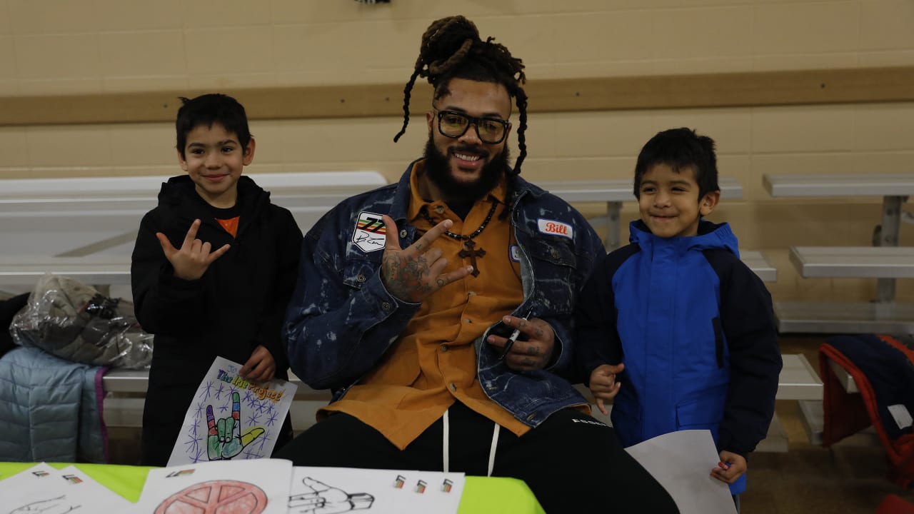 Billy Turner donates 700 coats to families in Green Bay and Minnesota