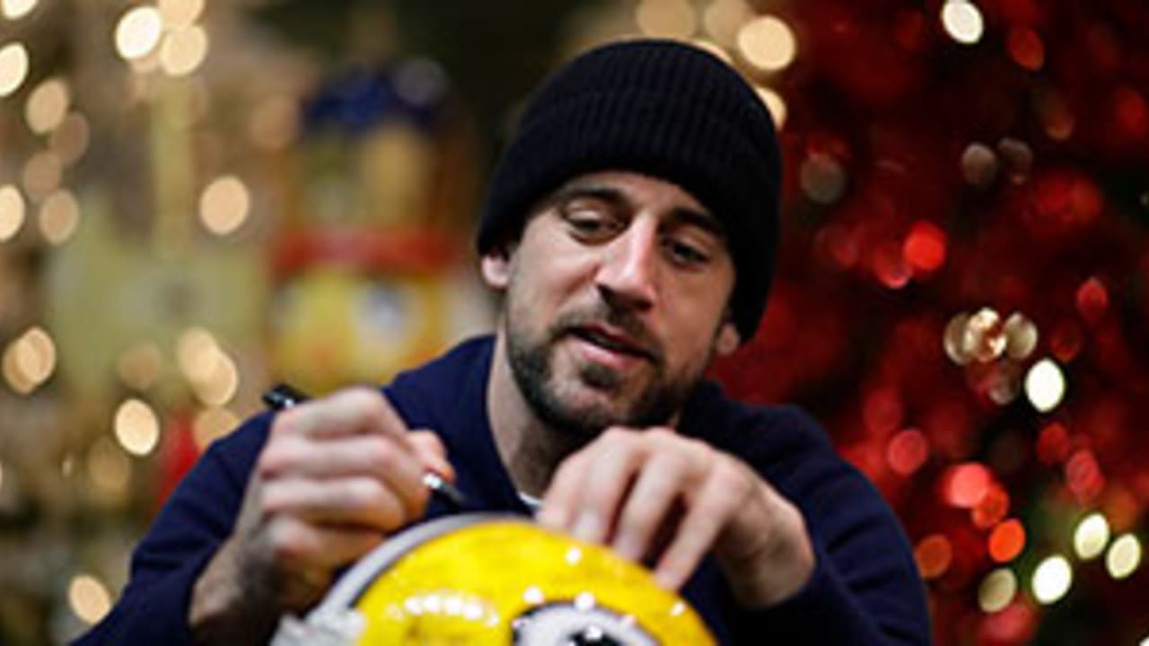 What a nice guy! Aaron Rodgers buys pizza, matches donations during autograph  signing at Lambeau