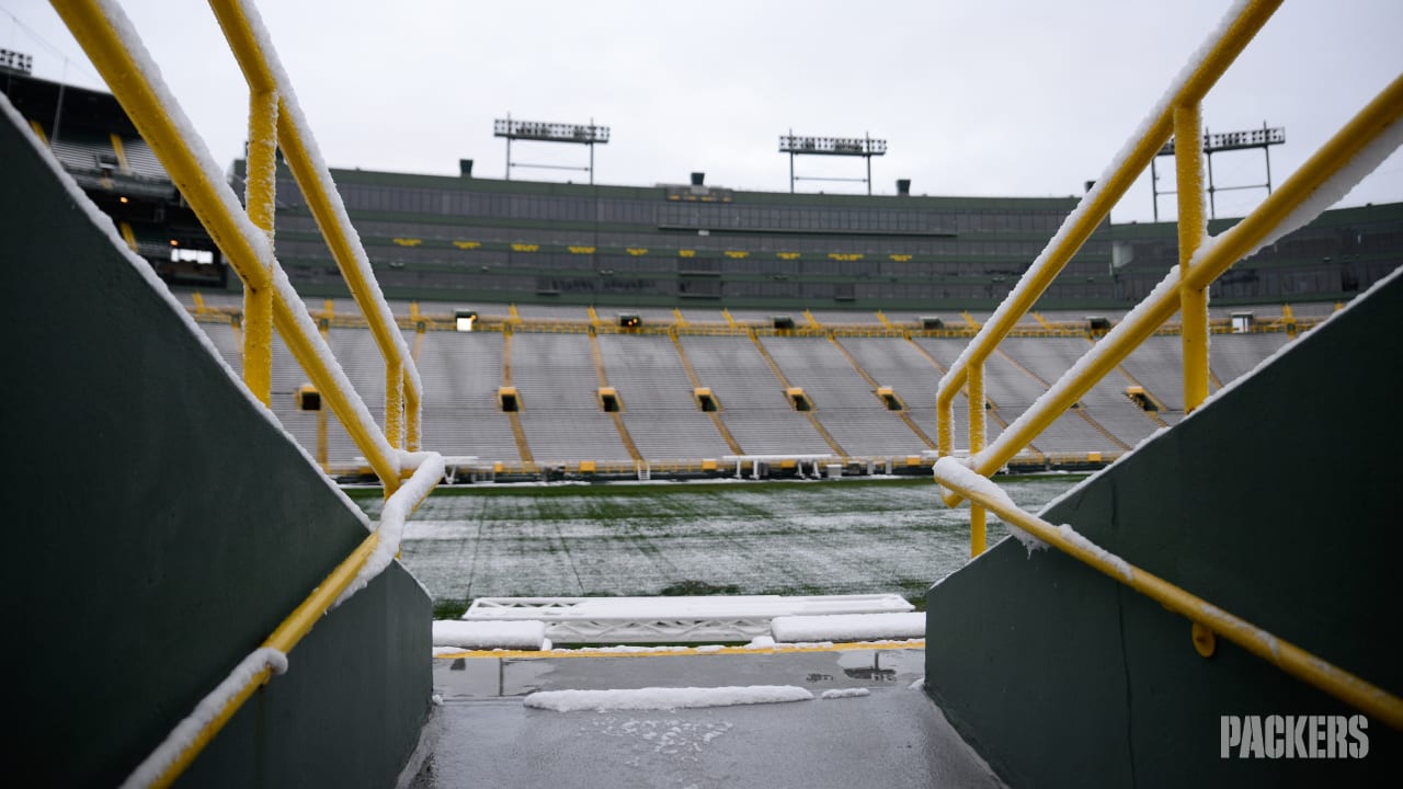 First snow falls on Lambeau Field