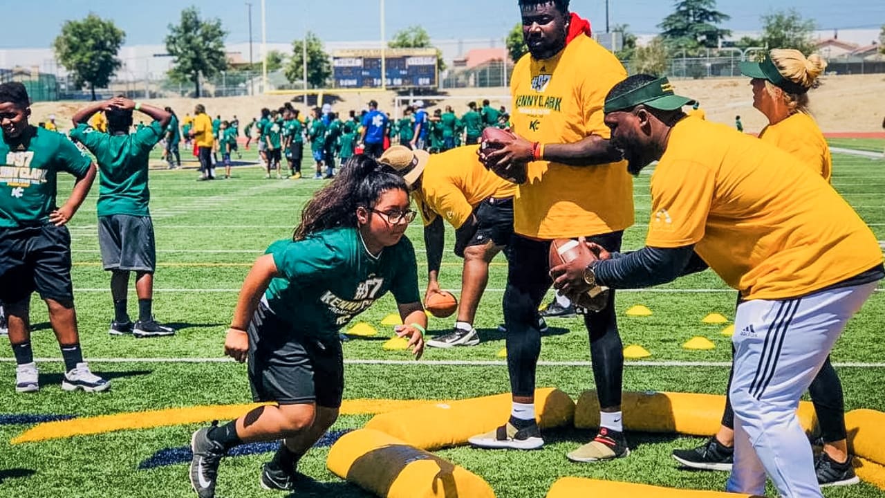 Kenny Clark hosts youth football camp