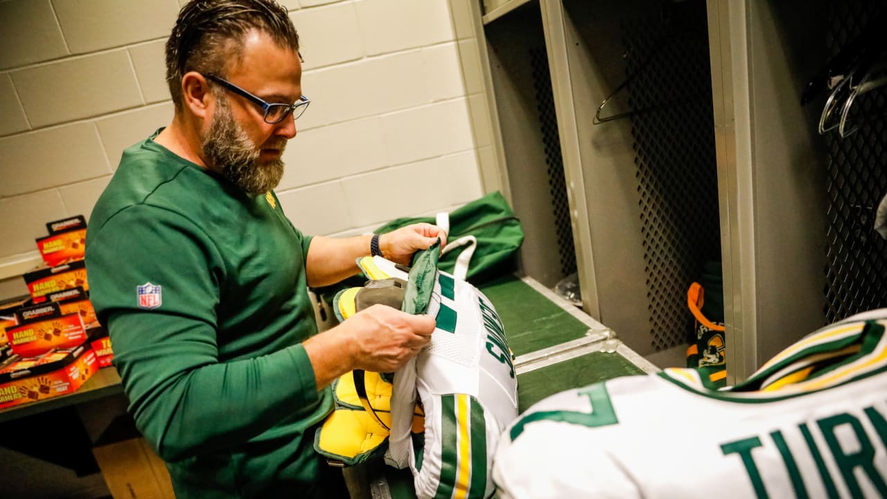 Packers' equipment staff preps for Giants game