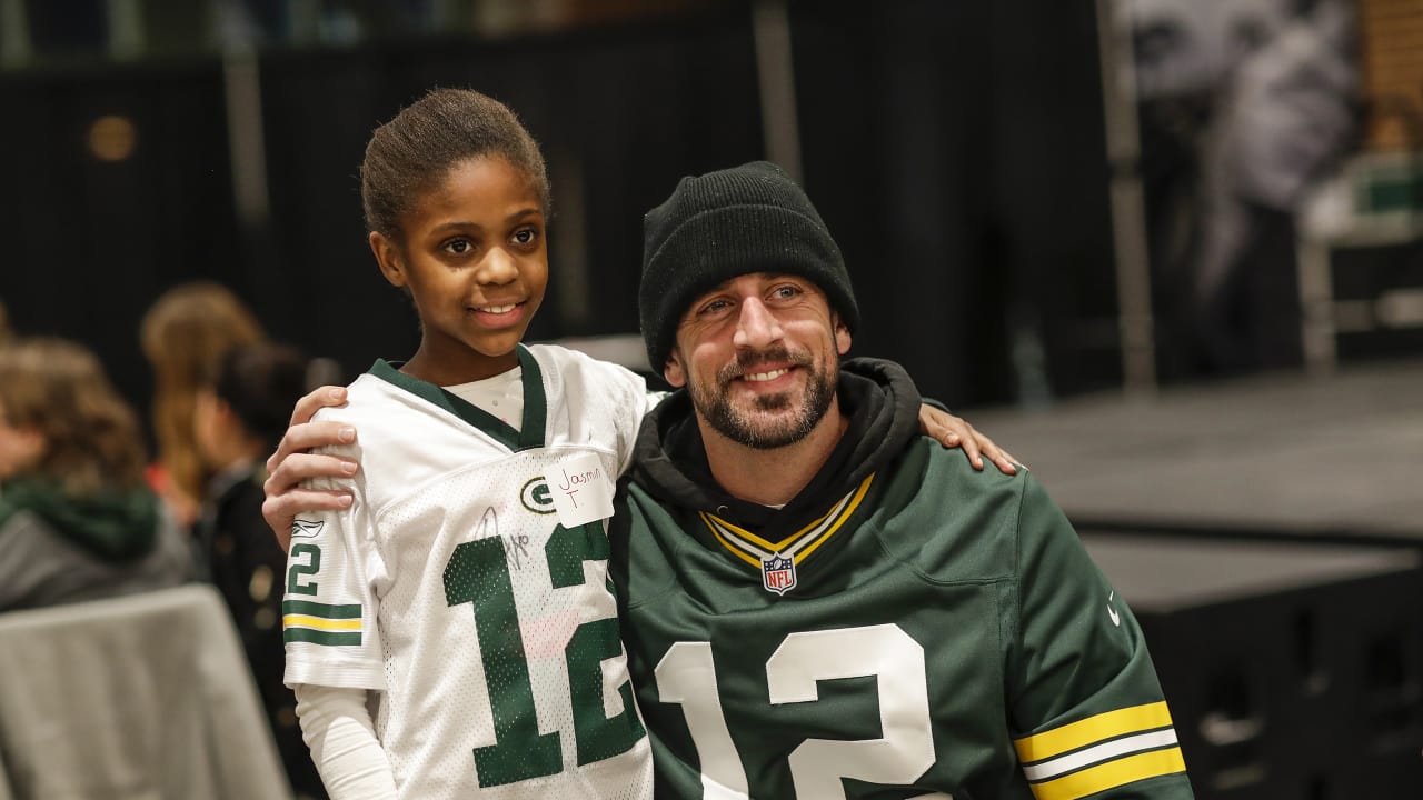 Aaron Rodgers brings holiday cheer to local kids