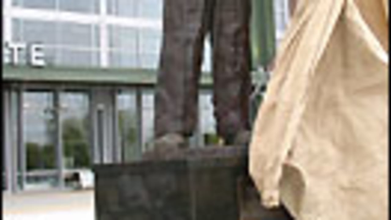 Statue of Curly Lambeau founder of professional football team Green Bay  Packers on plaza in front of stadium Stock Photo - Alamy